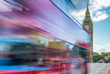 Fototapeta na wymiar Tourists and traffic along Westminster Bridge, long exposure - L