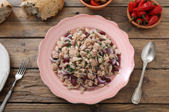 insalata di tonno fagioli e cipolle  sfondo tavolo di cucina rustico