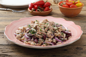 insalata di tonno fagioli e cipolle  sfondo tavolo di cucina rustico