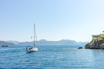 Kleiner Segelschiff auf dem Meer