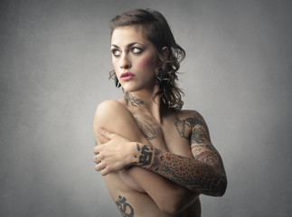 Naklejka premium Naked tattooed woman