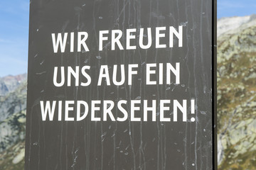 Tafel mit "Auf Wiedersehen" beim Grimselhospiz, Bern, Schweiz