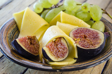 cheese with figs and grapes