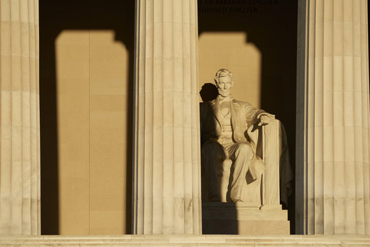 USA, Washington State, Lincoln Memorial in Washington DC at sunrise.