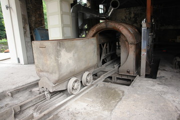 Fototapeta na wymiar Entrada de un vagón a un basculador auromático en un pozo minero cerrado a la explotación en la actualidad