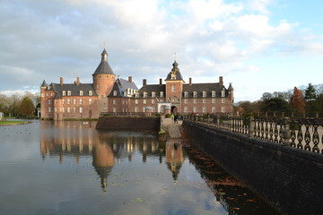 kasteel omgeven door grachten in anholt