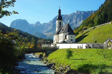 Fototapeta na wymiar L'église de Ramsau bei Berchtesgaden et le Reiteralpe