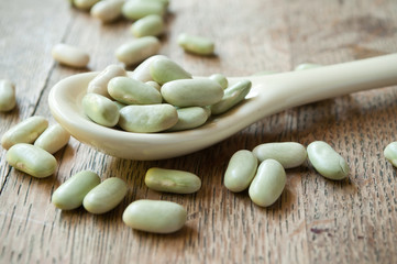 Haricots sec sur table en vieux bois