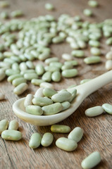 Haricots sec sur table en vieux bois