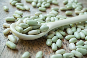 Haricots sec sur table en vieux bois