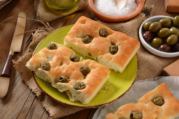 focaccia con olive verdi