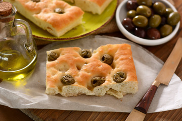 focaccia con olive verdi