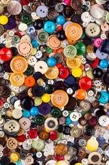 vecchi bottoni multicolore disposti in modo disordinato