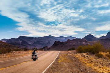 Biker roulant sur l& 39 autoroute sur la légendaire Route 66 à Oatman, Arizona.