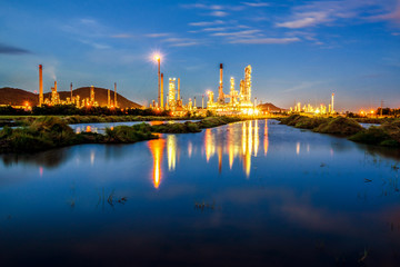 Obraz premium Low light long exposure scenery of Oil refinery plant