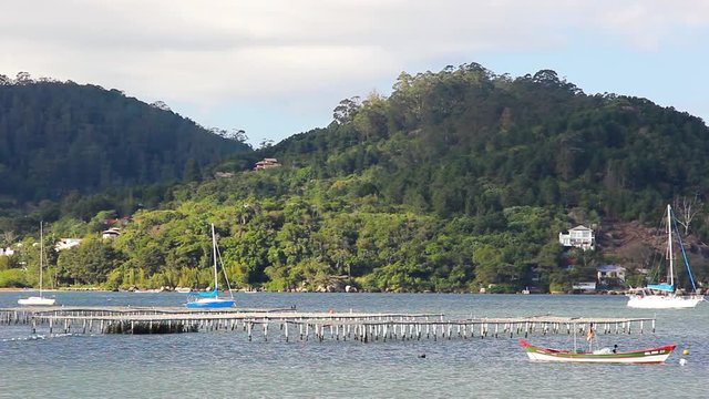 Baia com fazenda de cria&ccedil;&atilde;o de ostras.