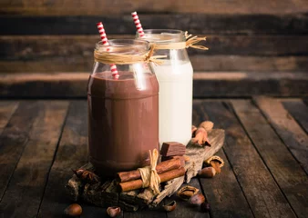Photo sur Aluminium Milk-shake Milkshake au chocolat et à la vanille dans le bocal en verre