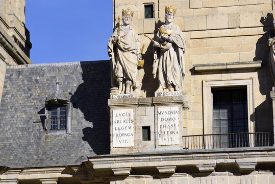 Estatuas de Josaphat y Ezech&iacute;as en el centro de la fachada del Monasterio de San Lorenzo de El Escorial. Comunidad de Madrid. Espa&ntilde;a. 