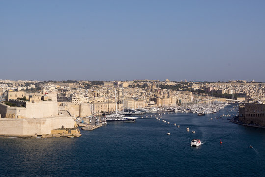 Blick von den Upper Barrakka Gardens in Valletta auf die gegen&uuml;berliegenden St&auml;dte