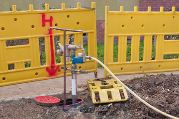 Ein Standrohr f&uuml;r Bauwasser an einem Unterflur-Hydranten