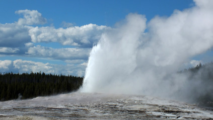 Old Faithful Geysir, Yellowstone NP (USA)