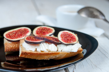  Bruschetta with goat cheese and figs