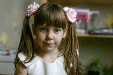 Портрет маленькой девочки с бантам