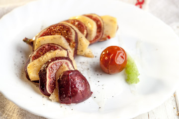 Salad with figs, cheese, cherry tomato and honey