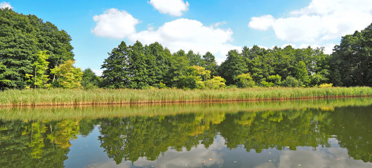 Fototapeta premium Mecklenburger Seenplatte vom Wasser
