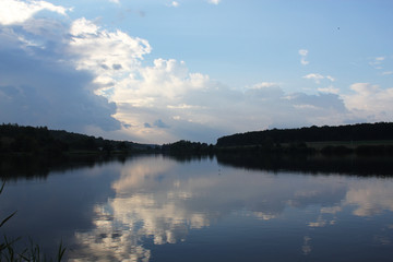 облака в озере
