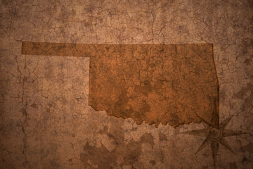 oklahoma state map on a old vintage crack paper background - obrazy, fototapety, plakaty