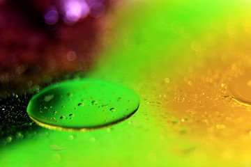 Plamy oleju na wodzie podświetlane kolorowym światłem. - obrazy, fototapety, plakaty