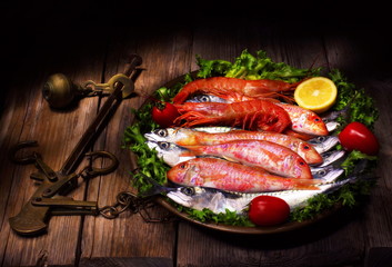 Triglie, gamberi e sgombri su bilancia stadera