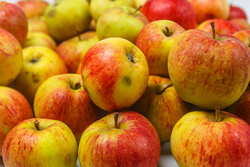 Green and red organic apples are on the table.
