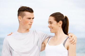 Obraz premium Young couple looking at each other on beach