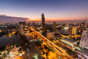 Obraz premium Transport w Bangkoku z nowoczesnym budynkiem biznesowym wzdłuż rzeki (Tajlandia)