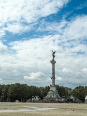 Obraz premium Column with a Statue of Liberty Breaking Her Chains on Top of th