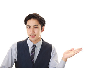 案内する笑顔のウェイター