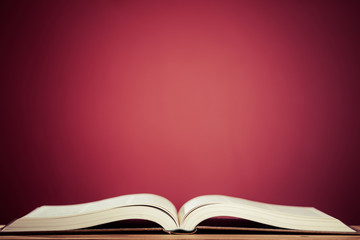 本と赤いコピースペース