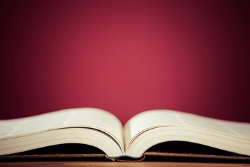 本と赤いコピースペース