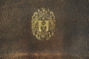 Emblème d'un aigle gravé sur le cuir d'une chaise. Cathédrale Notre-Dame d'Amiens. / Emblem of an eagle engraved on the leather of a chair. Cathedral Notre-Dame of Amiens.