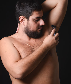 Guy shaves his armpits