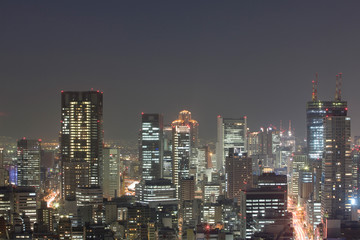 Naklejka premium Nocny widok zniszczeń budynków w Osace