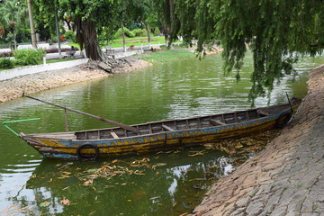 Obraz premium traditional asian fishing boat in river