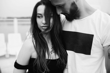 Naklejka premium beautiful couple at close angle