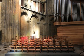 L'orgue principal "en nid d'hirondelle" au fond du transept Sud. Cathédrale Saint-Etienne de Metz. © lemélangedesgenres