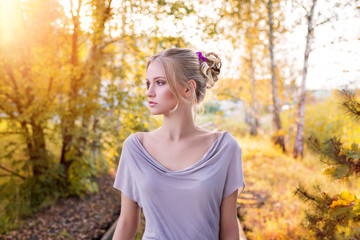 Junge Frau mit natürlich, romantischem Make-up und Styling, Herbst, Sommer