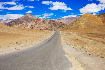 Fototapeta na wymiar Mountain roads with blue sky Landscape and scenery in Leh, Ladak