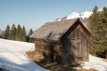 Naklejka premium Holzhütte in den Alpen im Winter