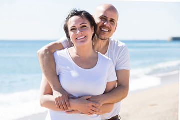 Fototapeta premium couple holding each other on the beach